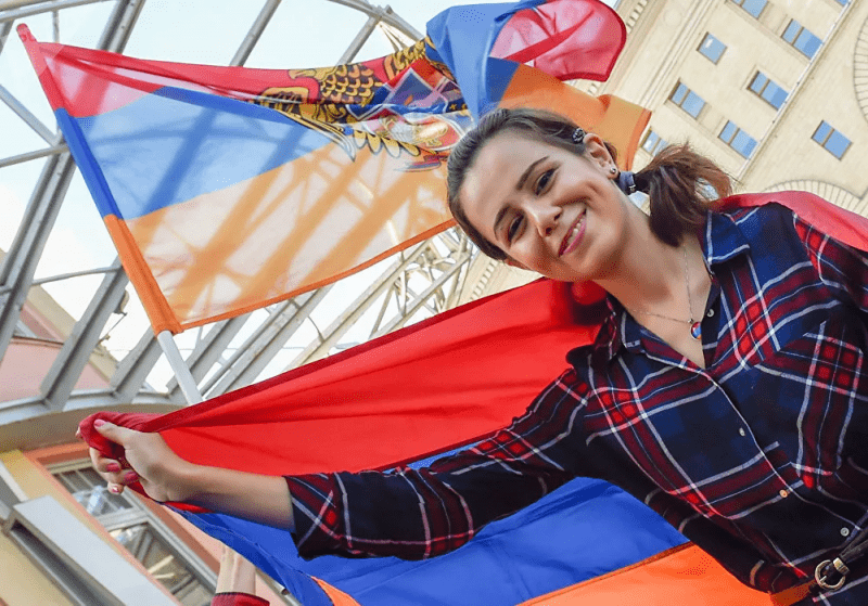 «Армяне, духов!». Как русское слово стало символом армянской революции?