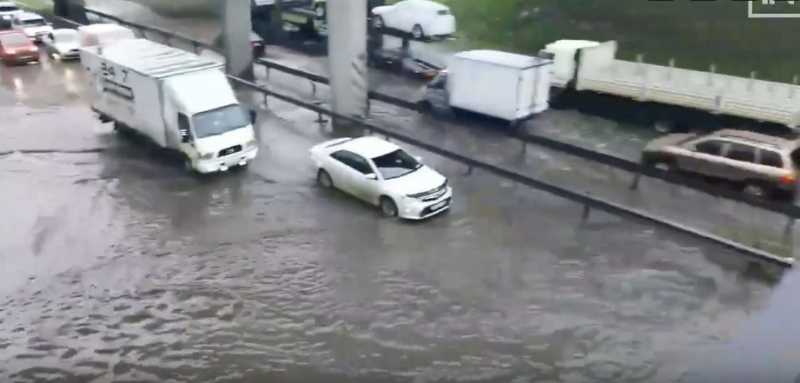 Прокуратура начала проверку после потопа, из-за которого в Екатеринбурге перекрыли улицу