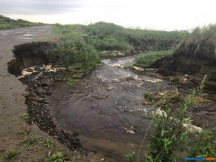 Сахалинцы сообщают о размытых дорогах на юге острова