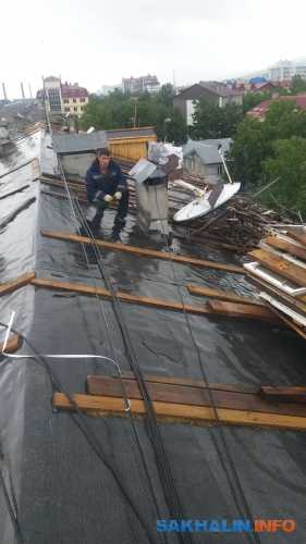 Тайфун на Сахалине проникает в дома через протекающие крыши