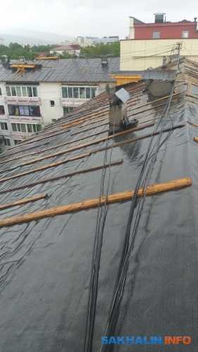 Тайфун на Сахалине проникает в дома через протекающие крыши