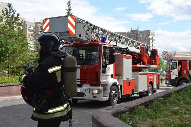 В Магнитогорске при пожаре в многоэтажке пострадали два человека
