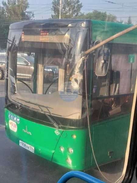 В центре Челябинска штанга троллейбуса пробила лобовое стекло автобуса