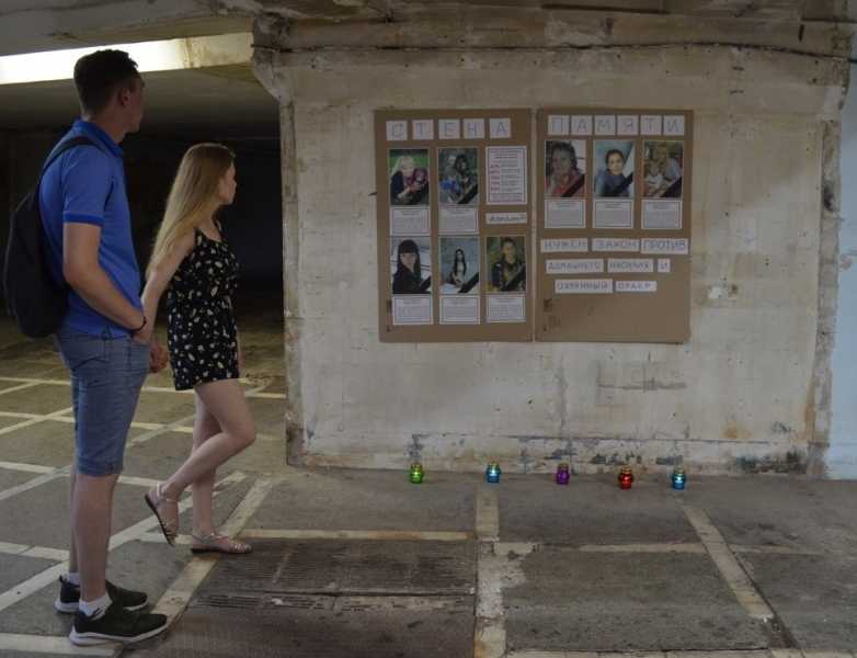 В Челябинске активистки установили памятные доски с фотографиями жертв домашнего насилия