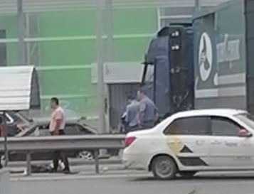 В Тюмени в аварии на объездной пассажир фуры погиб, вылетел через лобовое стекло