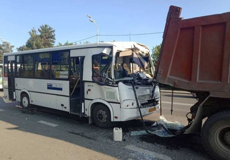 В Тюмени в ДТП автобуса, грузовика и «Газели» пострадали четыре человека