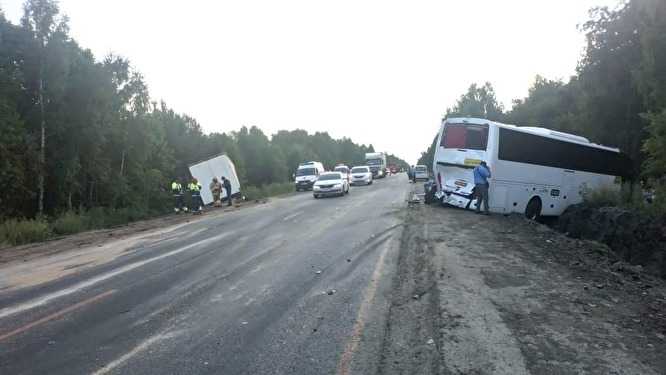 В Зауралье тюменский автобус, ехавший в Крым, столкнулся с зерновозом: есть пострадавшие