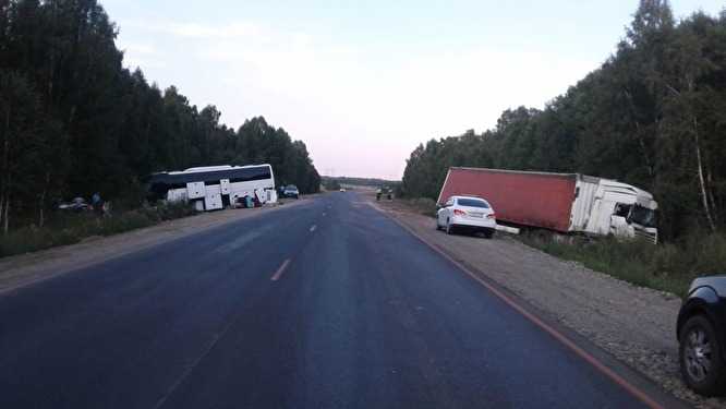 В Зауралье тюменский автобус, ехавший в Крым, столкнулся с зерновозом: есть пострадавшие
