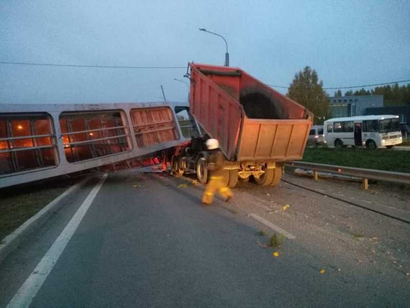 Под Екатеринбургом обрушился пешеходный мост. Один человек погиб