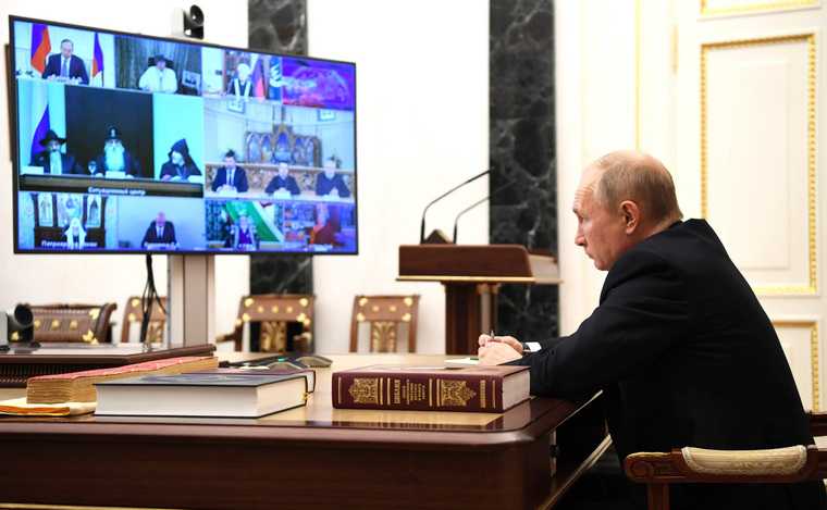 Из-за терактов в Европе Путина призвали снова менять Конституцию