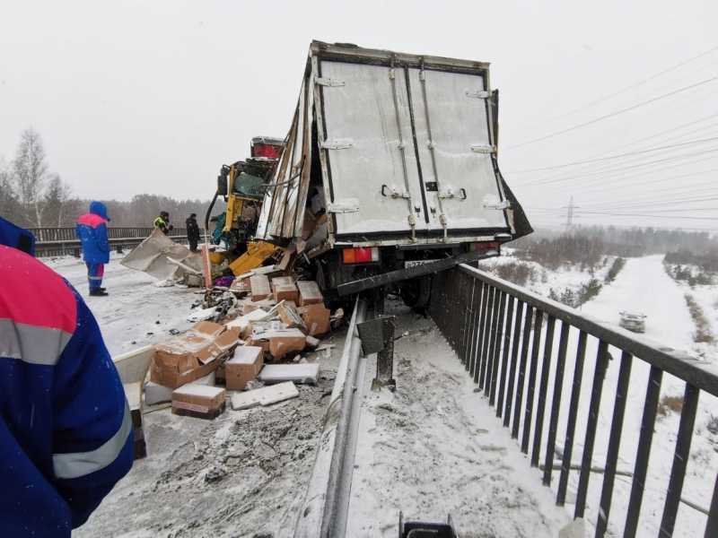 Под Екатеринбургом столкнулись четыре грузовика, один человек погиб