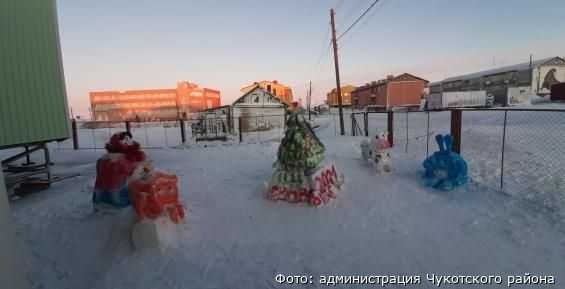 
          Здания в сёлах Чукотского района украсили гирляндами и снежными фигурами         