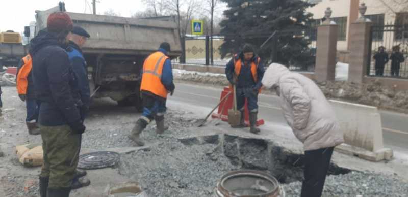 В Челябинске на улице Труда вскрывают дорогу, движение останавливают