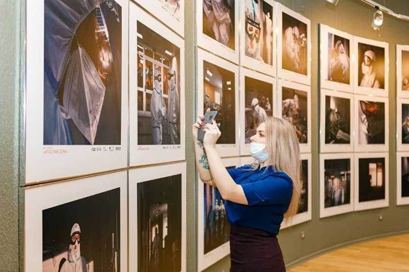 В ХМАО открылась фотовыставка, посвященная подвигу врачей