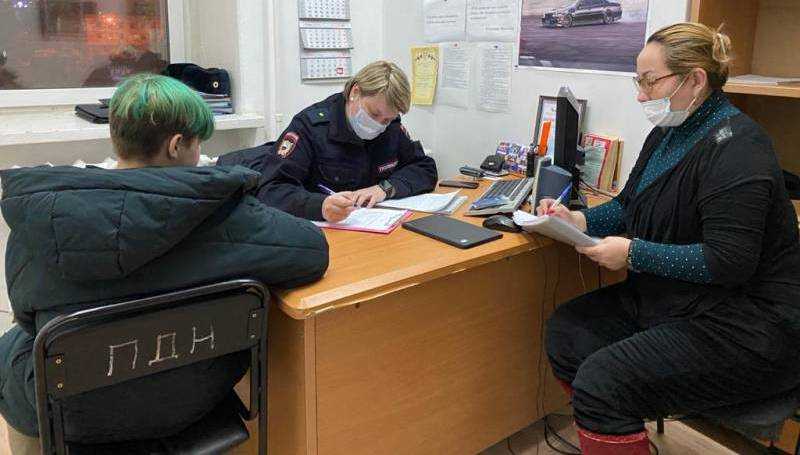 Во время ночного рейда полицейские Якутска проверили более 50 несовершеннолетних