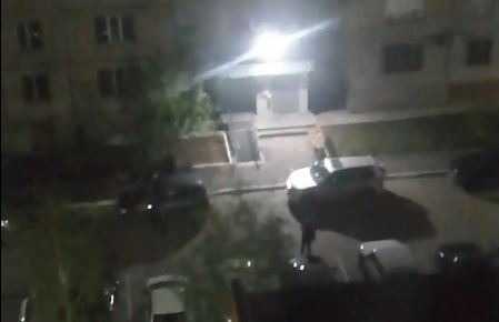 В Тюмени ночью неизвестные устроили стрельбу во дворе жилого дома, один человек пострадал