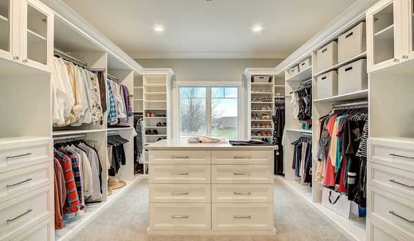 Современная большая гардеробная комната для вашего дома