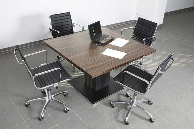 Как правильно выбрать стол для переговоров в современный офис?